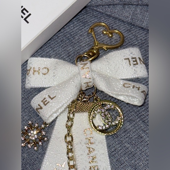 CHANEL beauty Gold Heart and snowflake Key Chain/bag charm - Picture 3 of 7